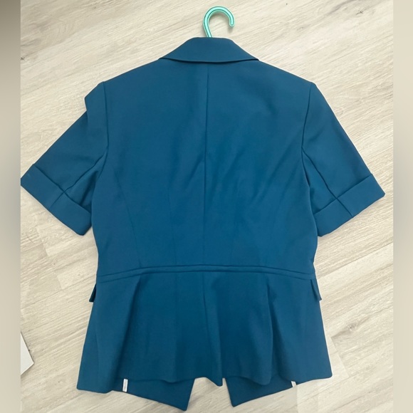 White House Black Market brand new condition gorgeous blue blazer, size 6. - Picture 3 of 4